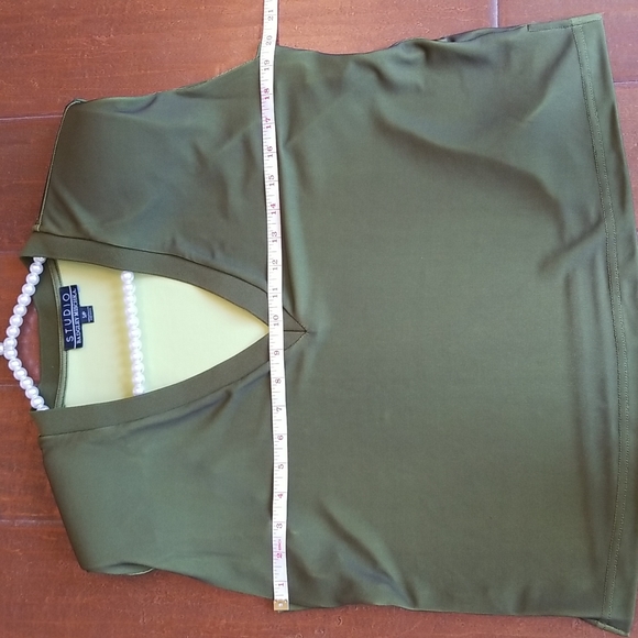 Badgley Mischka Green V-Neck Sleeveless Shirt - Picture 6 of 11